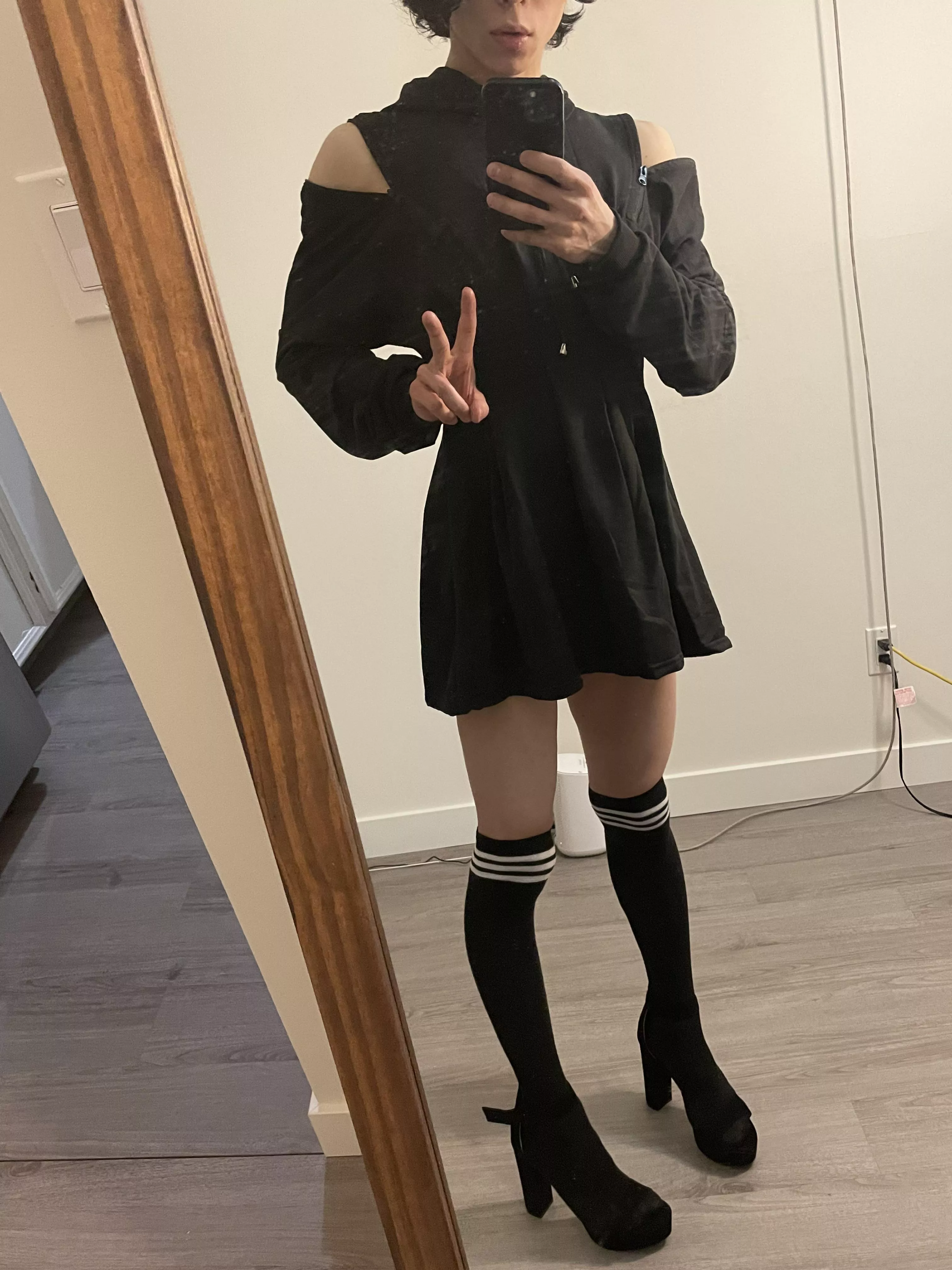 Frisky lounging outfit this Friday~