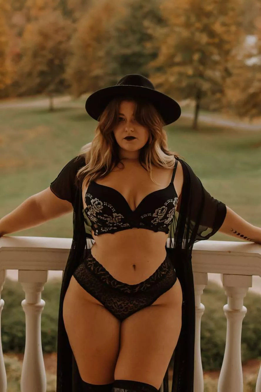 [F]rom my boudoir set 😊