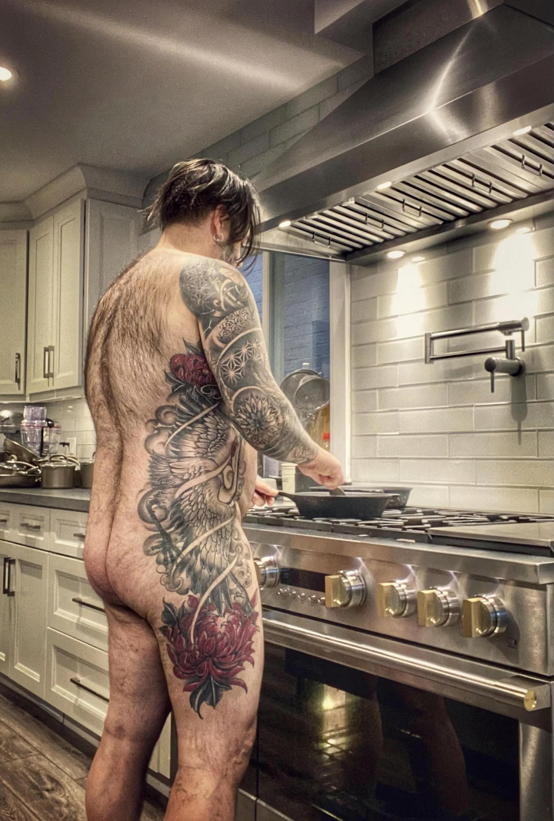 Frying up some eggs for me and the gal on the last day of the year… now where did I put those buns? [M] 54