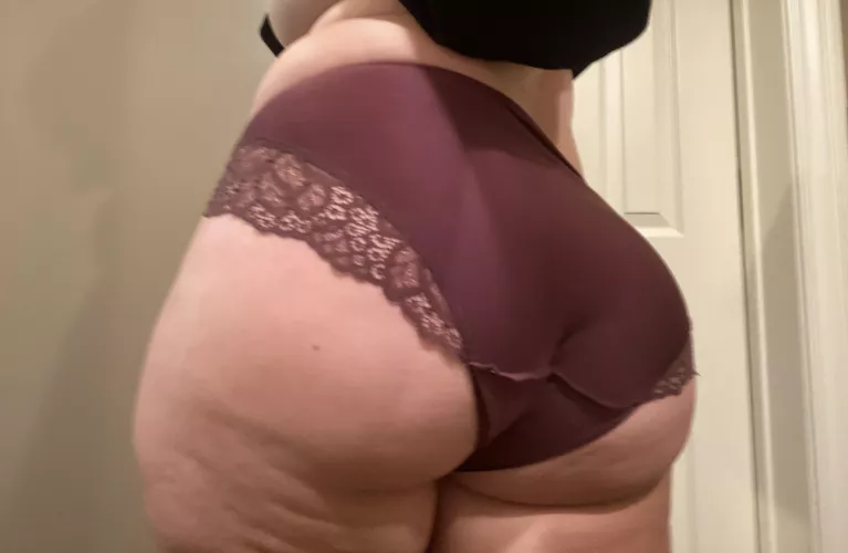 Fullback monday!! (F44) Satin feels so good on my big booty