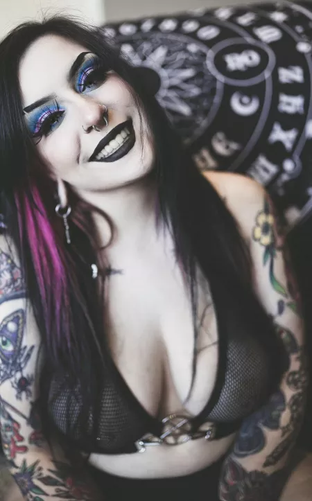 Fun fact: goth girls have the cutest smiles since theyโre so rare ๐