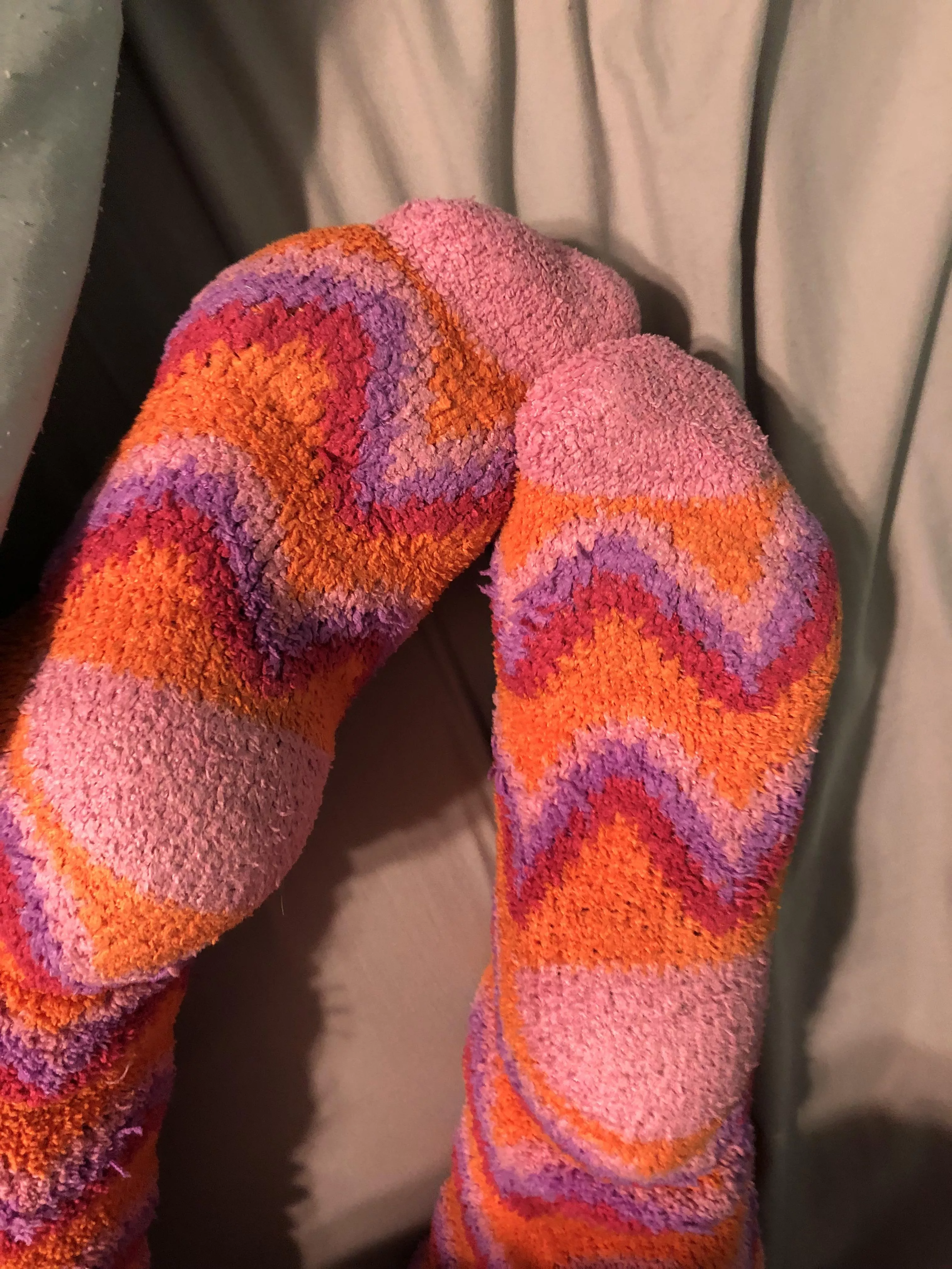 (F)uzzy socks in bed 😘