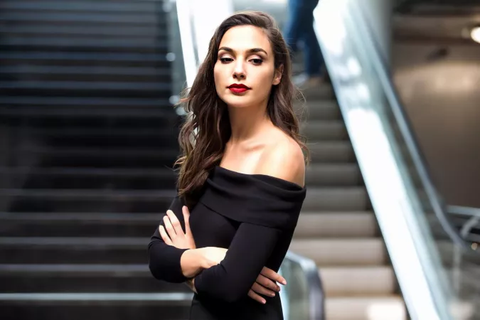 Gal Gadot looks annoyed that her husbandâs late picking her upâŚ