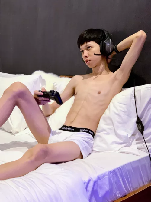 Game night with this gaymer twink anyone? π