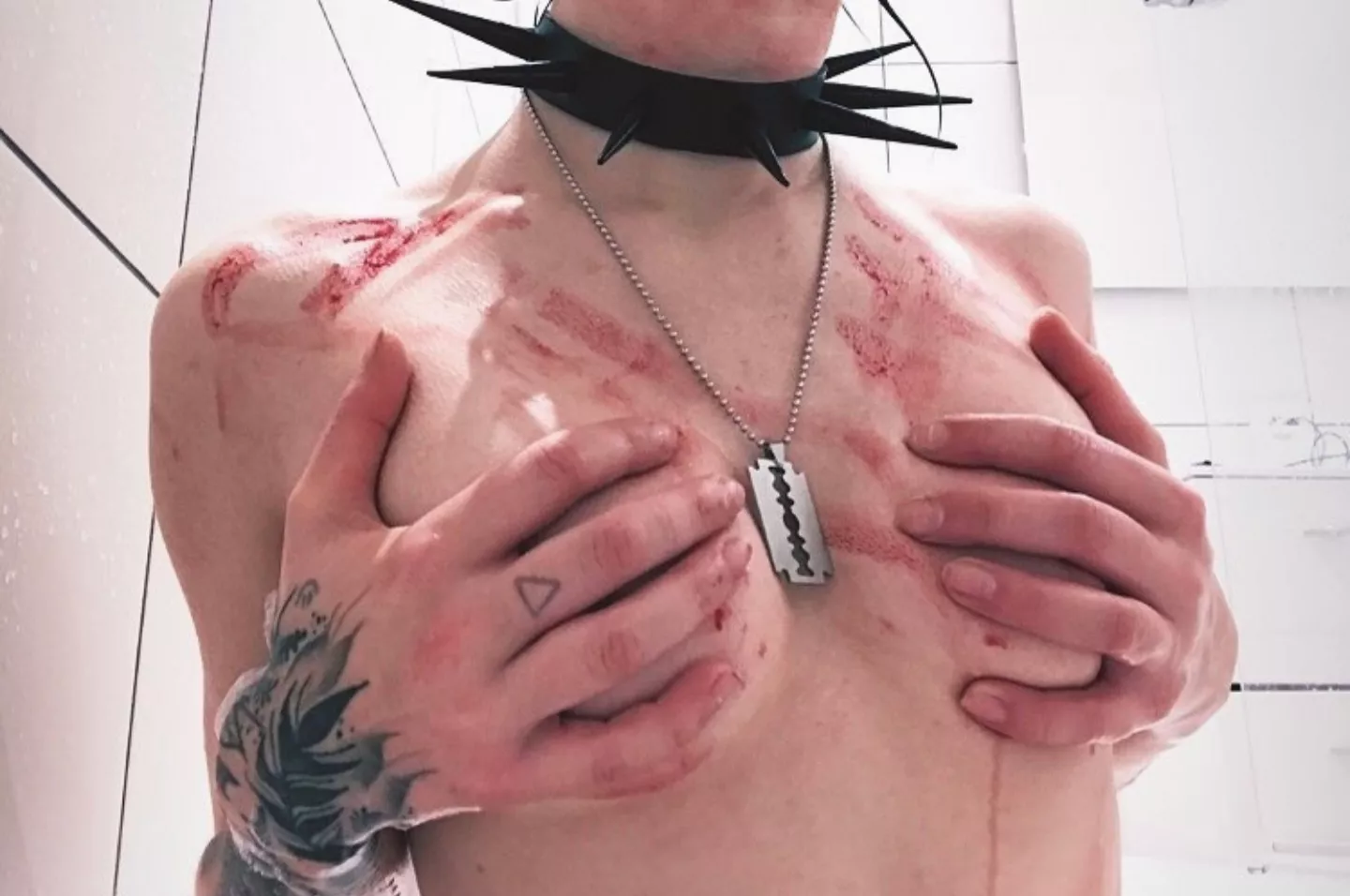 Get me more selfharm or even suicide pls