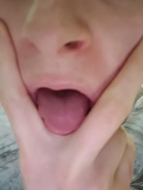 Girls (M)y tongue needs somthing to worshipπ