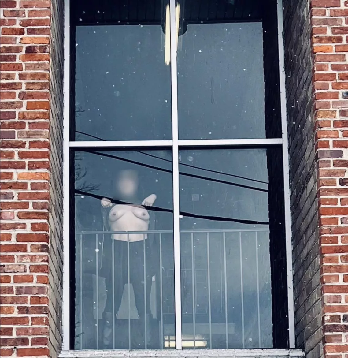 Giving the neighbors a peek 😘