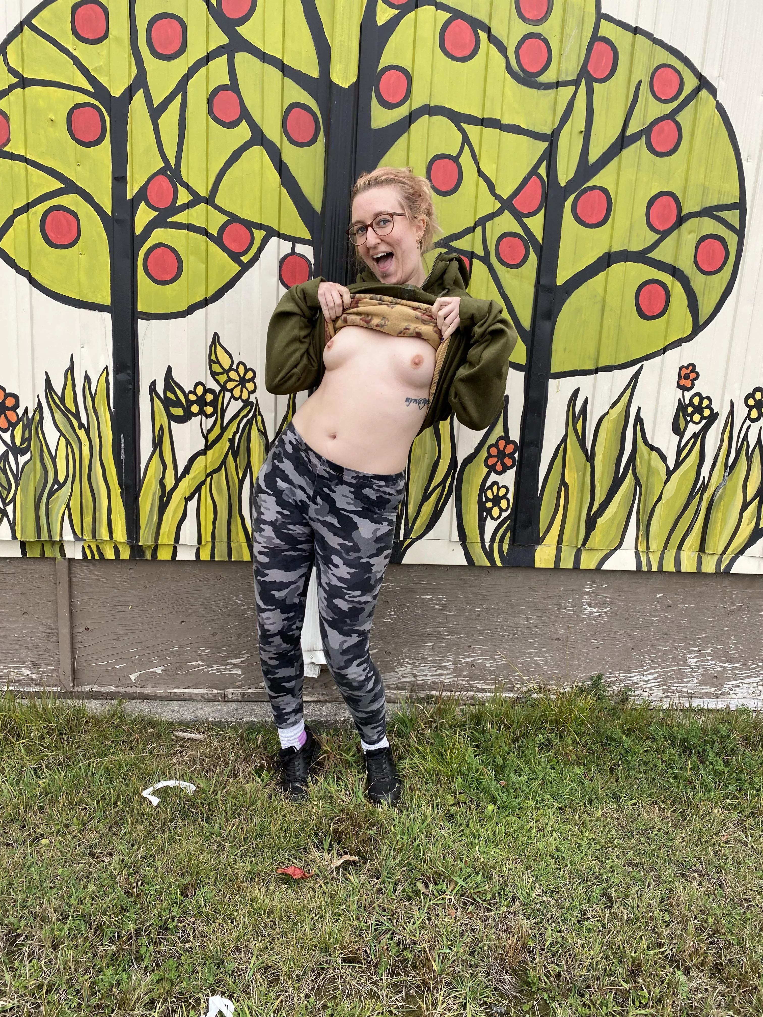 Glasses, fall art background and my perky tits 🤓! Hope you like my festive attempt 🥰