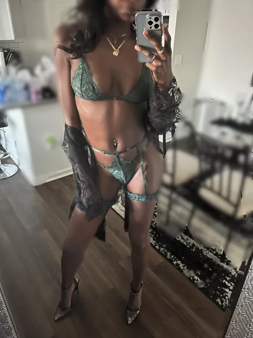 GM from my emerald lace and I. Did you sleep well? 🌤🥰