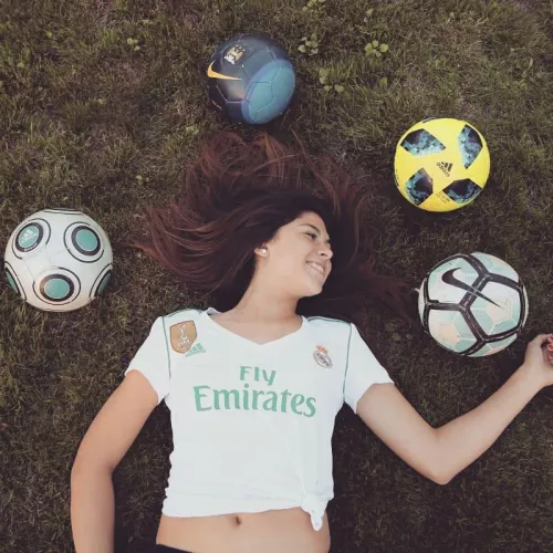 God I love it when she bares her navel like this