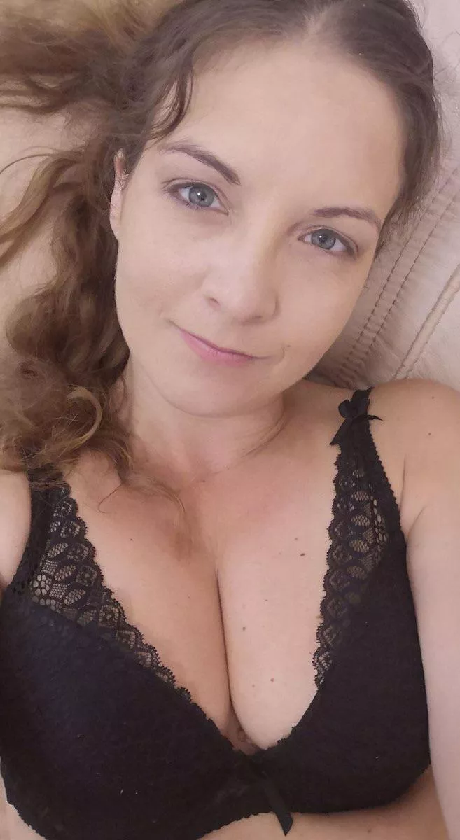 Godddes seeks a submissive sissy newbie who’s ready to be trained , feminized humiliated and be completely owned by Goddess to become a perfect sissy slut Snapchat:Goddesshell12