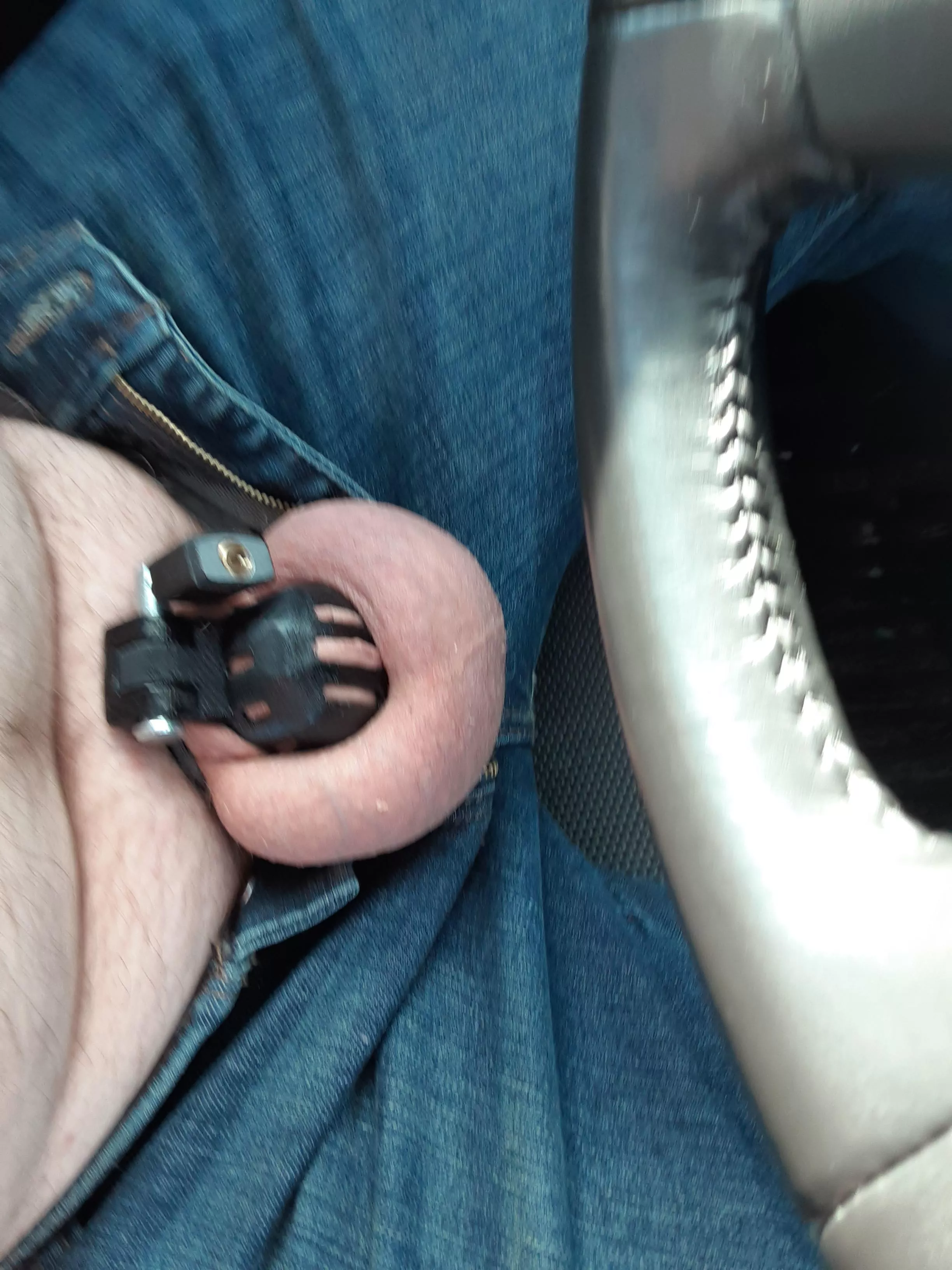 Going out for lunch. Always wear my small cage when at work, it hides it pretty well. 🔒🍆