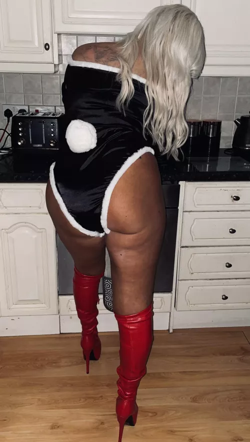 Gonna serve you up a sexy Christmas dinner honey, hope you’re hungry