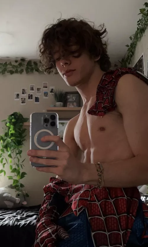 good afternoon gaymers! itβs a spidey suit kinda day π