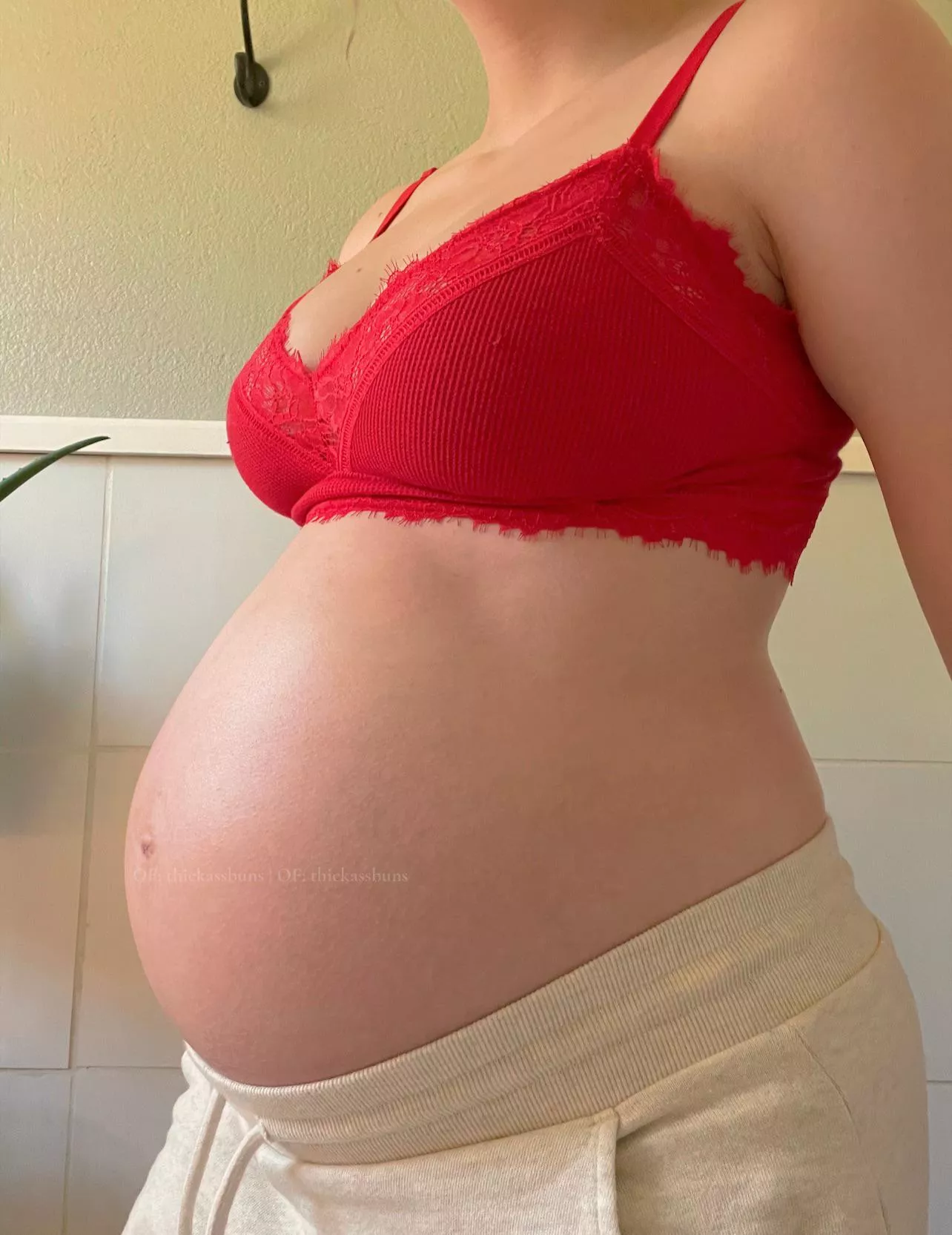 Good morning guys!🌞💗 milk in your coffee from a 5’0” milf is on the menu😏🍼☕️