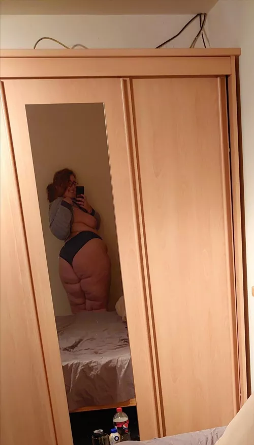 Good Morning Lovelies π a good way to start your day is seeing some tush, just doing my best to help with that. Hope yous have a great day :)