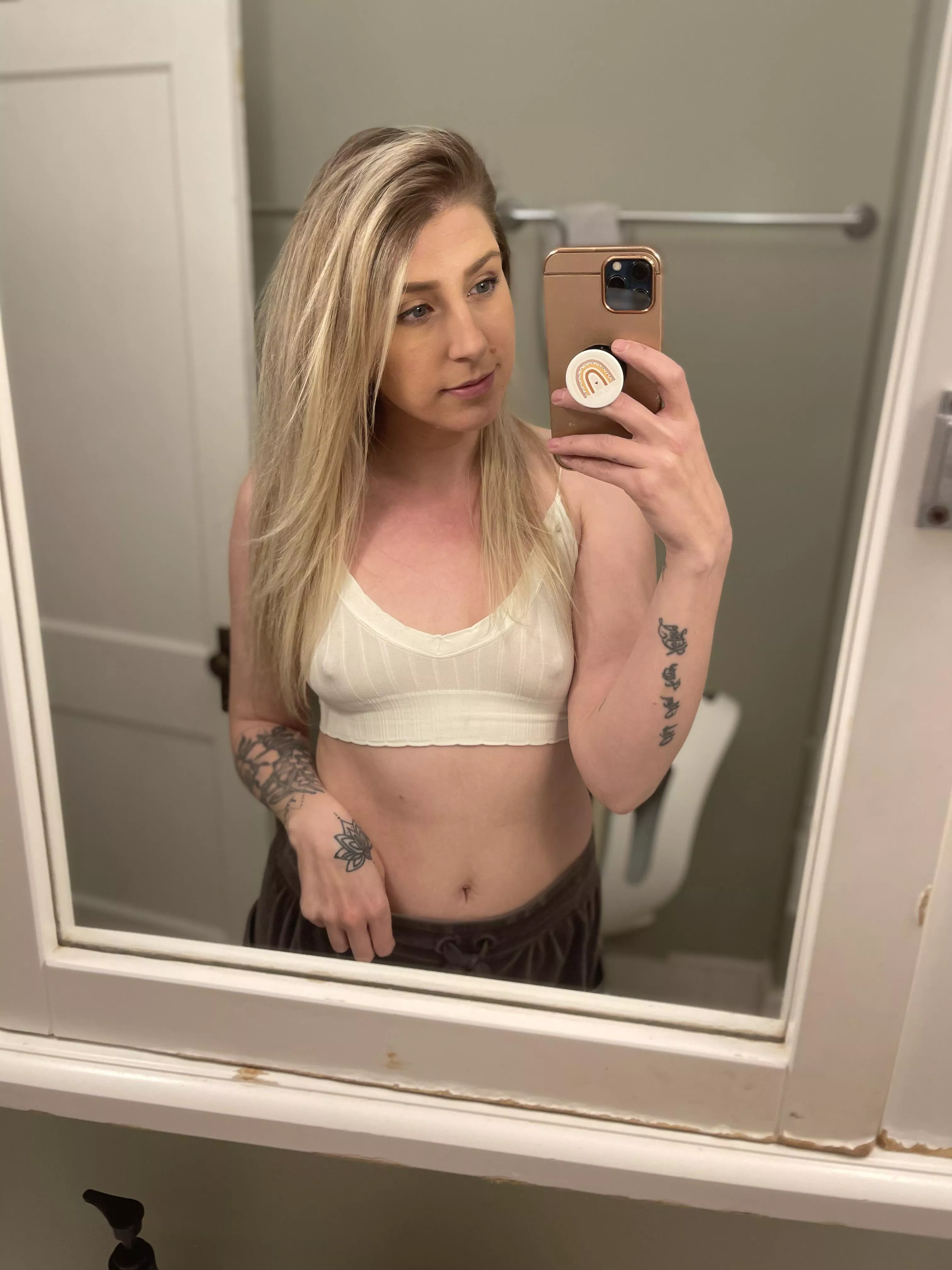 Goodmorninggggg ☕️ ☀️ I’m up before the kids. Let’s get a quickie in! 😛❤️