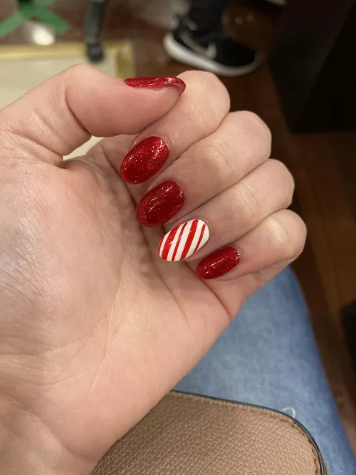 Gorgeous festive nails 😍