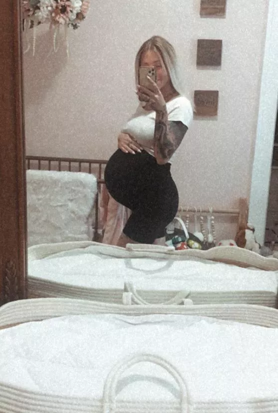 Gosh I’m so big! What do u think about my bump?