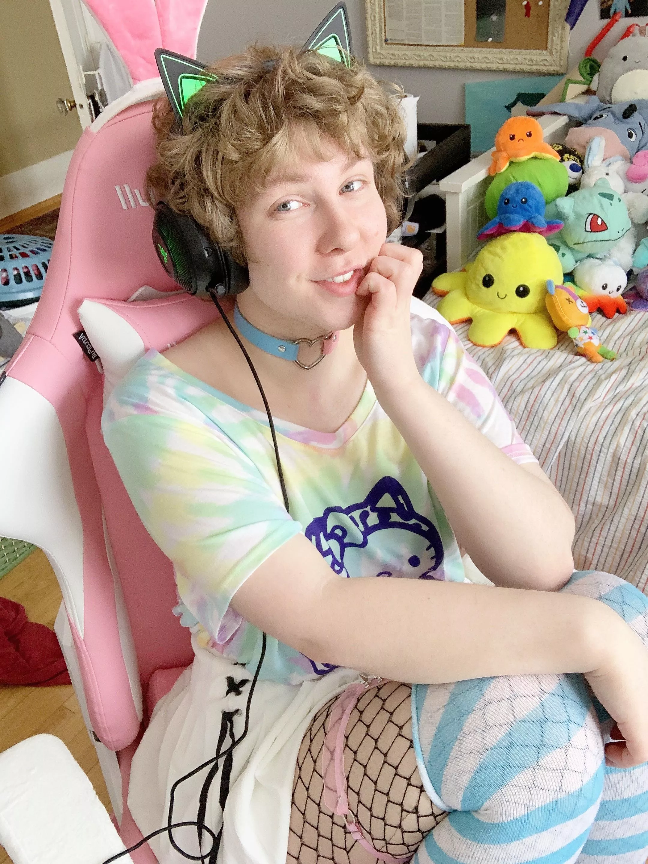 got a hello kitty shirt yesterday and wanted to make an outfit for it :3