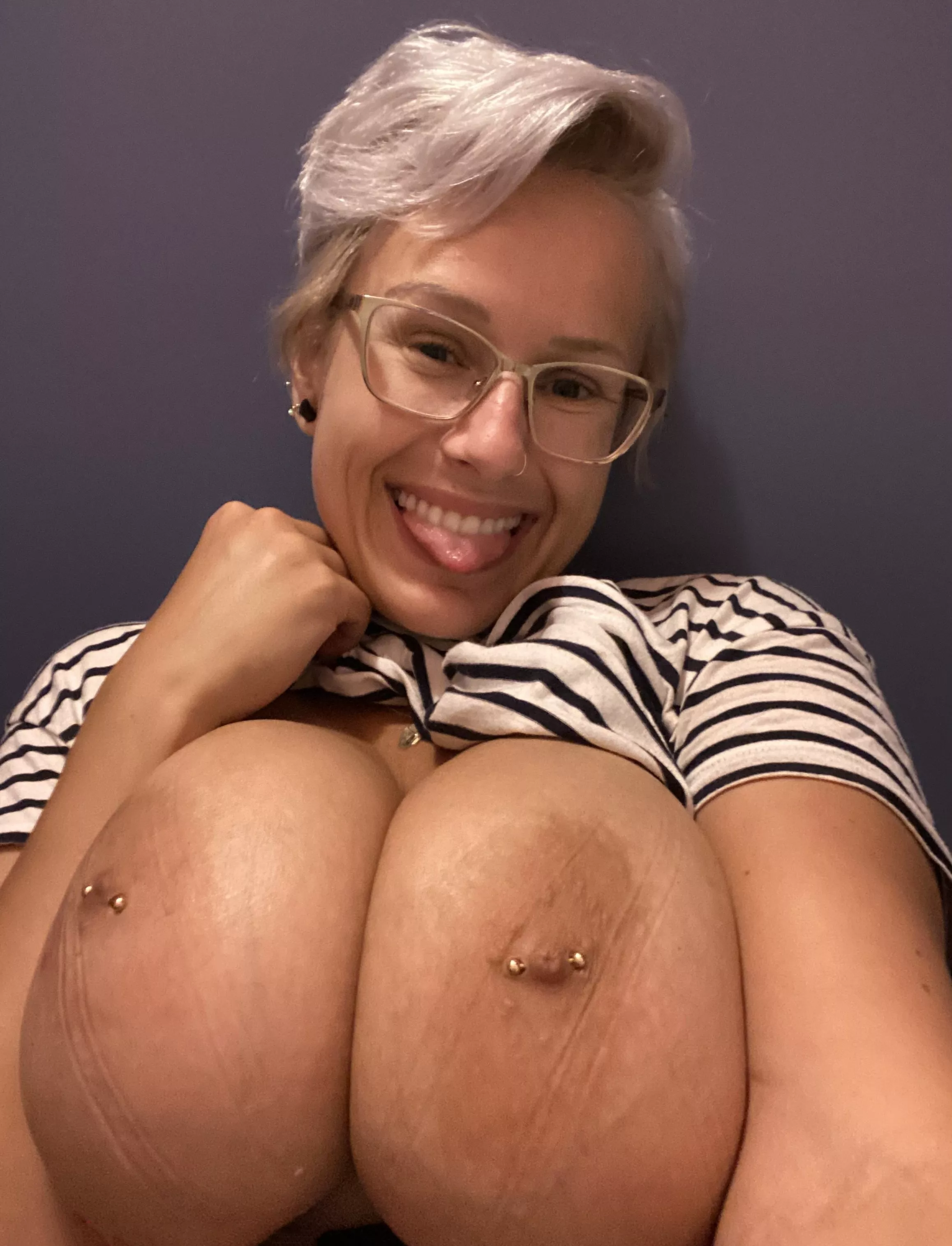 Got bored in the waitingroom, better show my boobies! [OC]