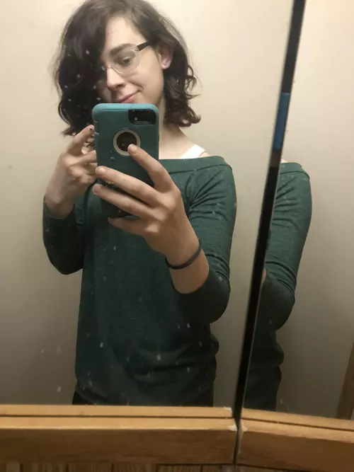 Got myself an ear piercing, may not be able to see it tho 😭