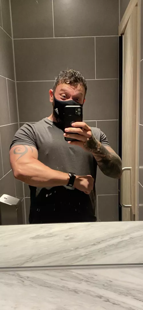 Got to take advantage of restaurant bathroom lighting 😂