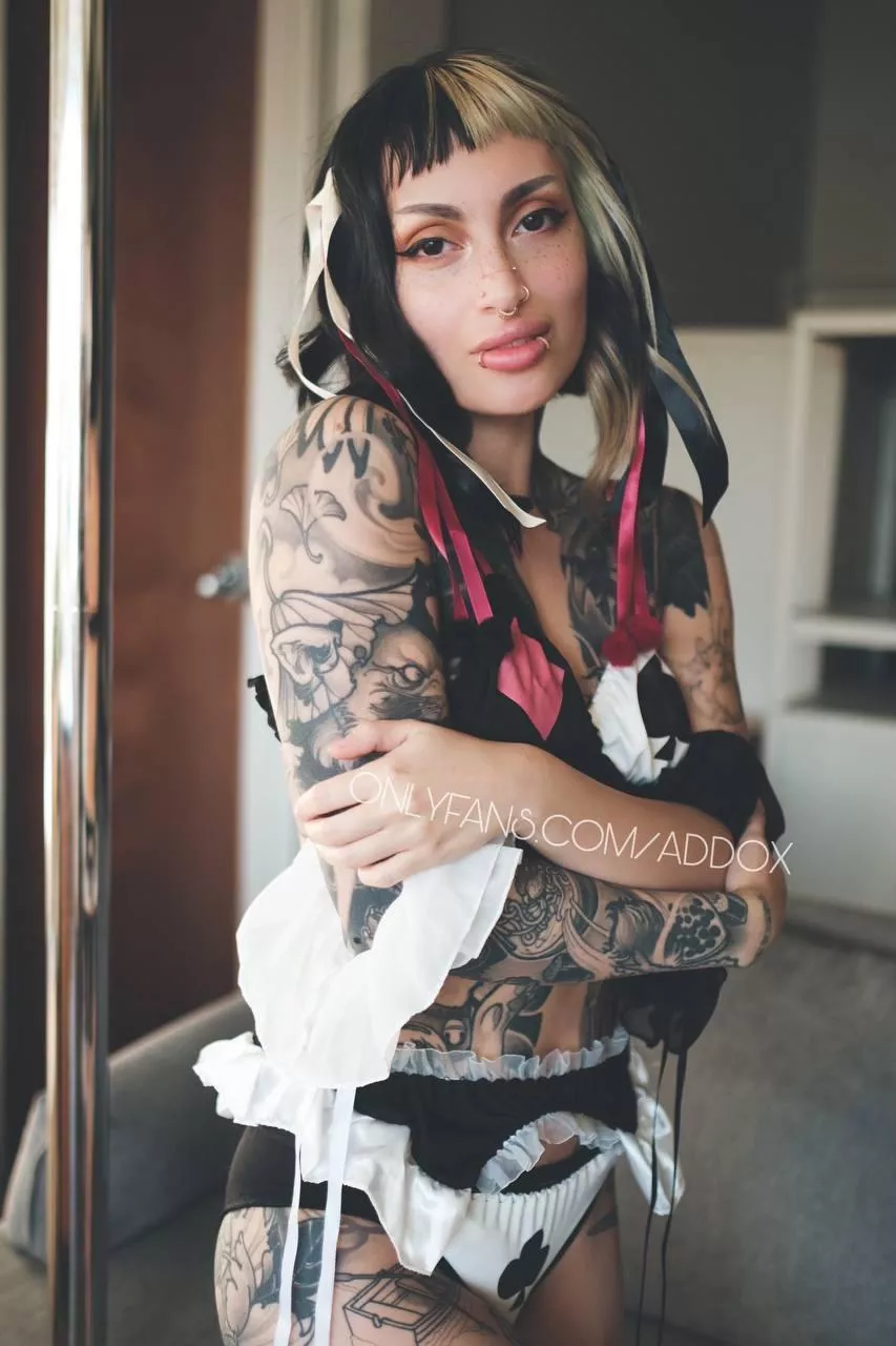 Goth maid to clean up your messy pants hehe