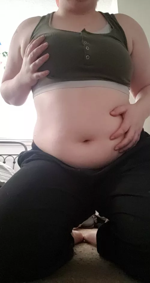 Gotta let the belly out sometimes 💚💚💚