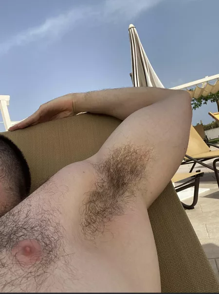 Gotta love my 29 yo sweaty pits… dm me if this is also a turn on for you ;)