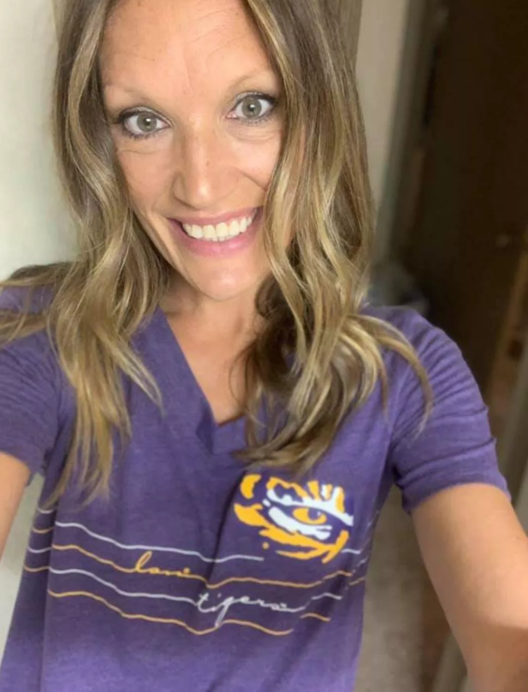 Green eyes for you to look into.