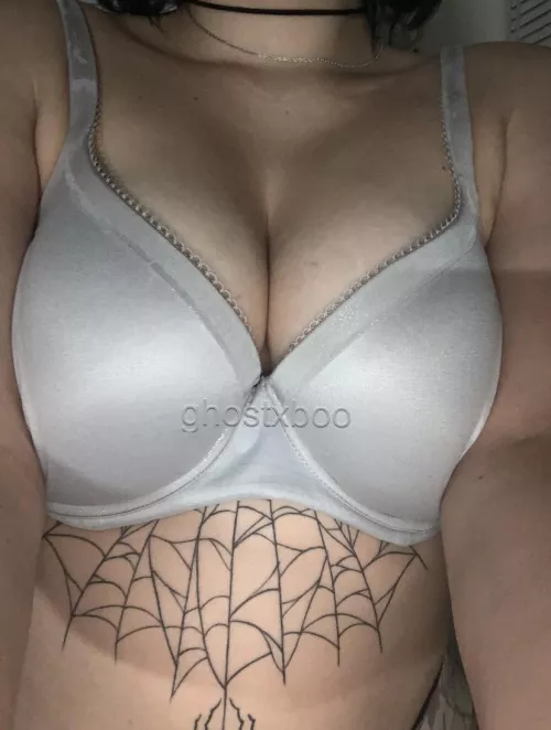 Guess my bra size and i’ll give you a free dick rating on OF! Link below! Good luck!!💋💋💋😙😙😙