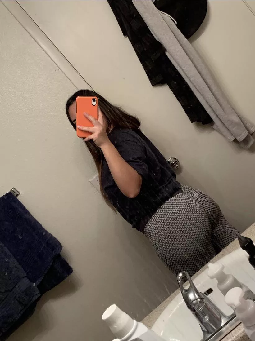 Guess what color my thong is 🍑💦😋