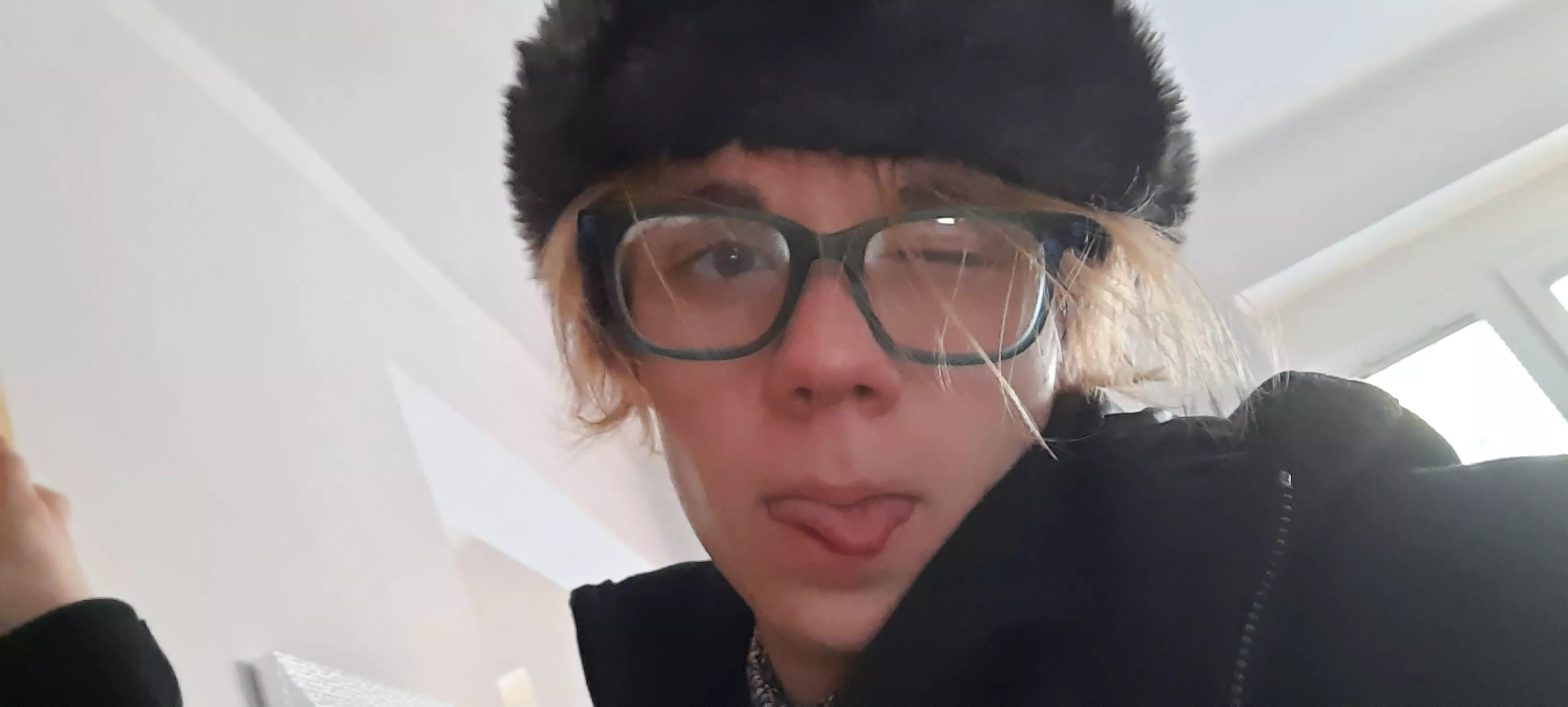 GUYS DO I LOOK LIKE A GIRL???? I HAD TONS OF PEOPLE LOOK AT THIS PIC AND SAY THAT IT'S A GIRL AND LIKE WHAT?!?!?! I'm asking you people 'cause I know you can tell.