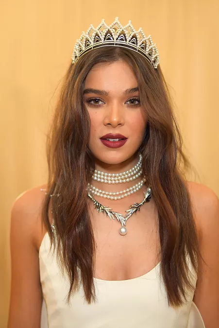 Hailee Steinfeld is begging to be worshipped and jerked to