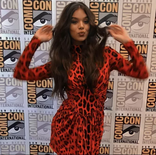 Hailee Steinfeld is so cute and sexy at the same time. Help drain me for her.