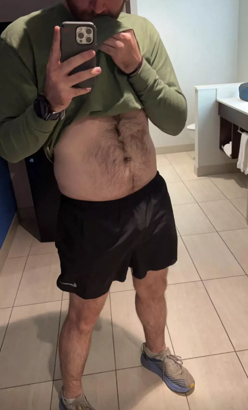 Hairy dude bored in a hotel. M_danist 31.