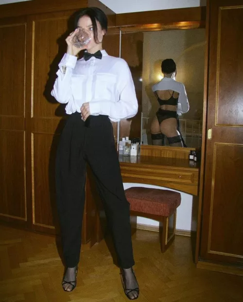 Half dressed in the mirror aka business in the front, party in the back (Lina, Limysoul) [Meme]