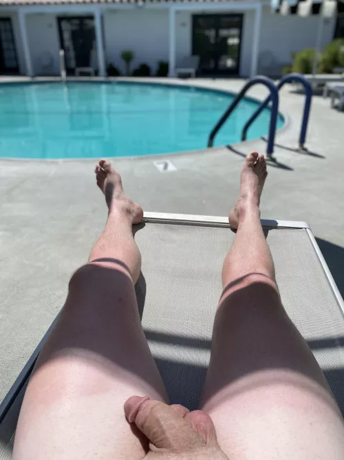 Hanging by the pool 💦