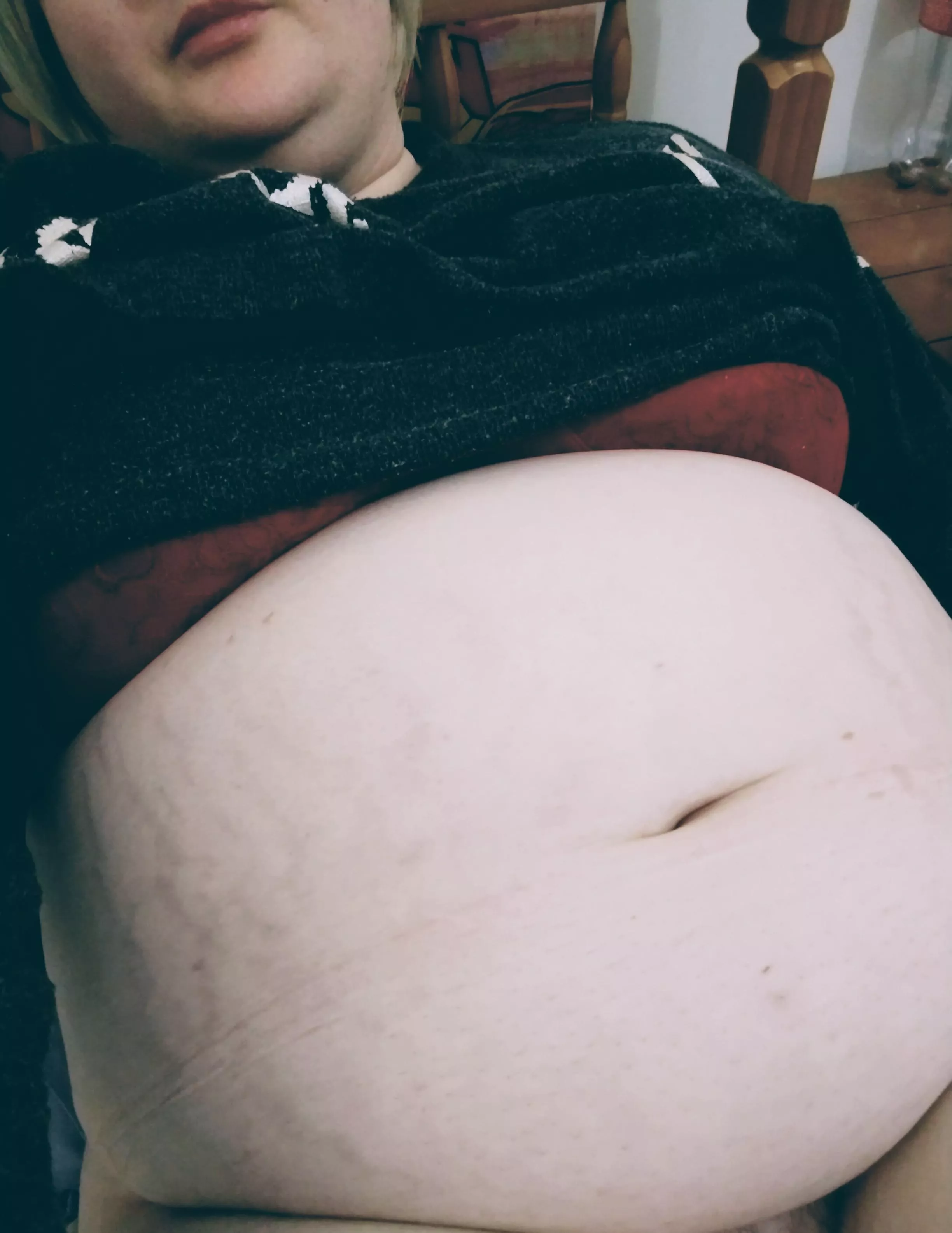 Hanging out with my fat belly 😋