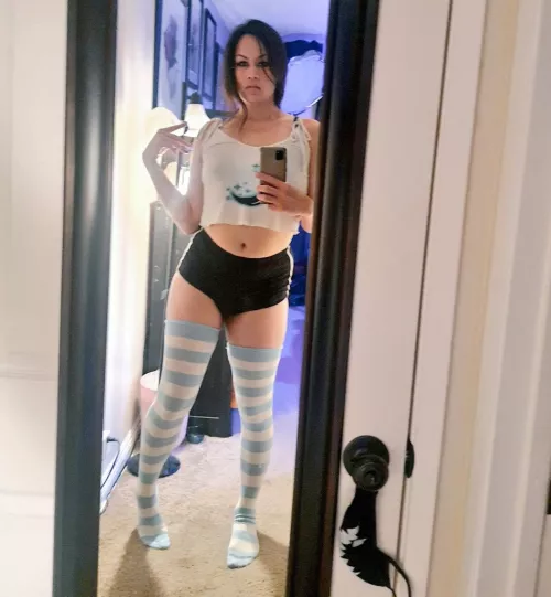 Happy Femboy Friday ™ ya cuties. Got your socks on??