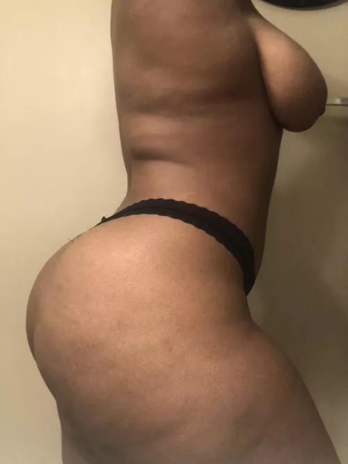 Happy Friday everyone, I hope your day is full of ass 😘.