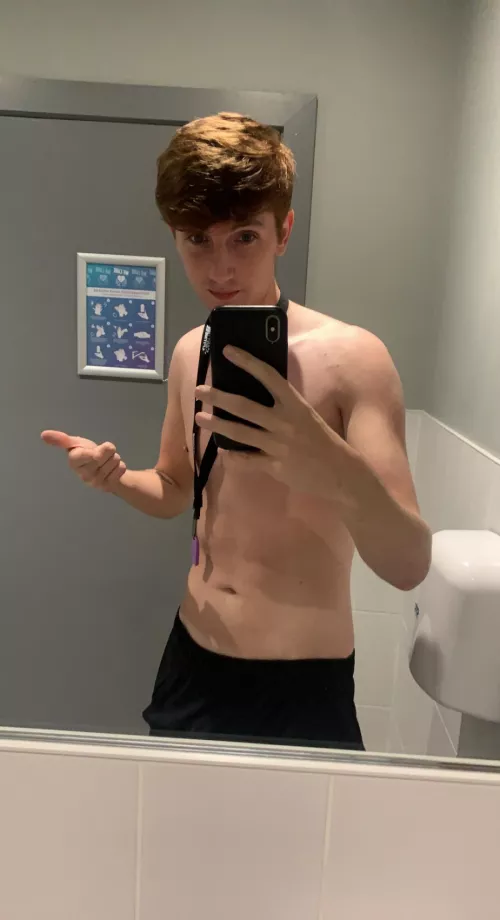 Happy Friday πβοΈ Iβm getting a late night workout in the gym π
