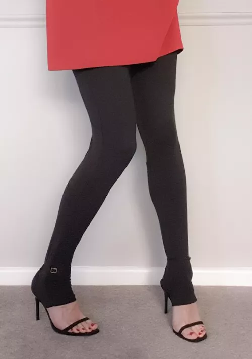 Happy Humpday! Trying a new thing with long leggings and my favourite heels. 😊