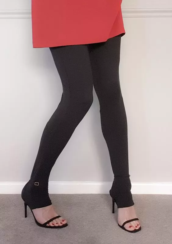 Happy Humpday! Trying a new thing with long leggings and my favourite heels. 😊