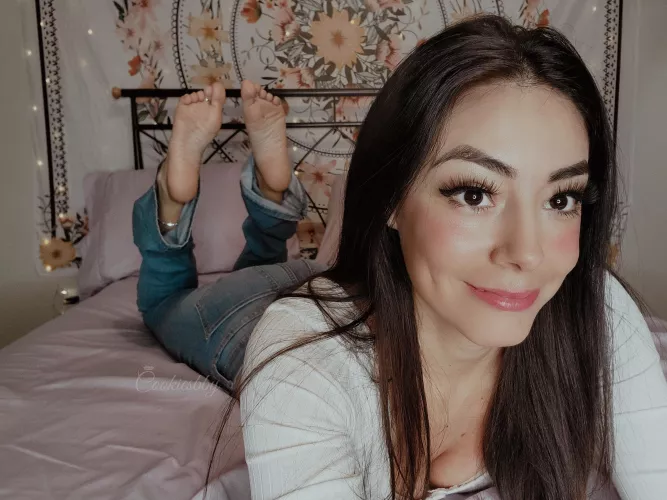 Happy Monday feet lovers! π¦Άπ»π I'll be hosting this week's AMA here on r/verifiedfeet this Friday Dec 17 at 5pm CT! Get your questions ready and learn a little more about me ππ»ββοΈ hope to see you there ππ