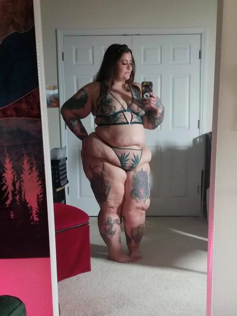 Happy new year babes 🥂 I hope 2022 is my sluttiest year yet!