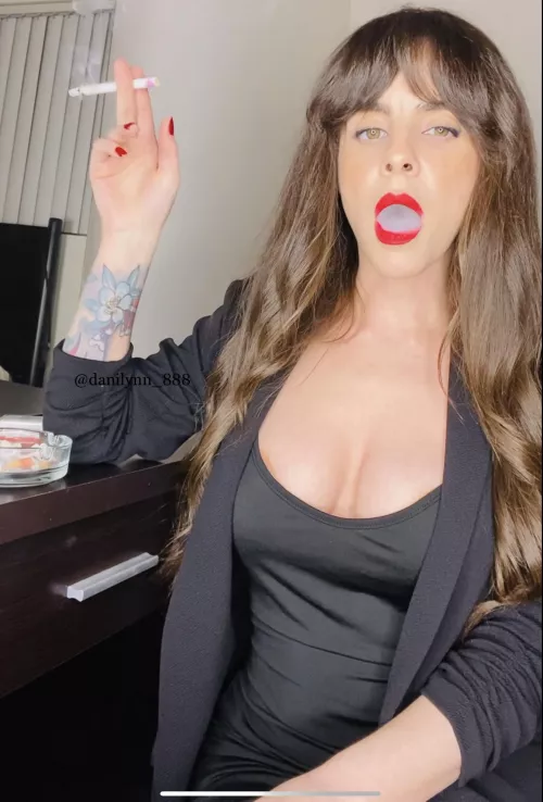 Happy New Year My Loves 🎆🎉🎇Sending you all smokey kisses 💋💨💨💨