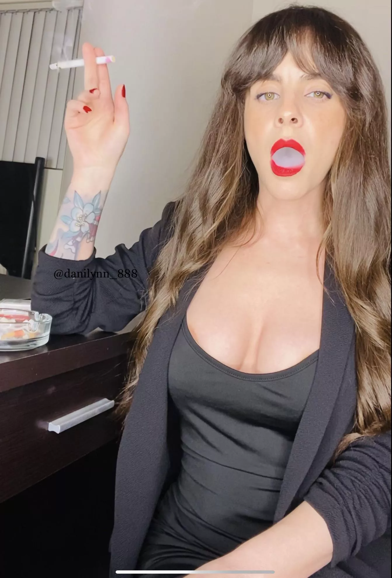 Happy New Year My Loves 🎆🎉🎇Sending you all smokey kisses 💋💨💨💨