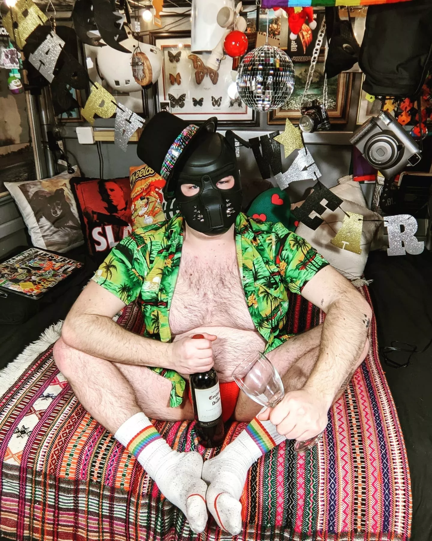 HAPPY NEW YEAR PUPS 🖤 May your 2022 be filled with belly rubs, treats and love 🥂